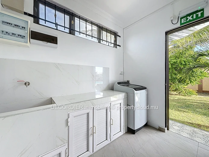 Beautiful Modern Villa – 230 m² in Pereybere – Secure Residence with Pool (Sole Mandate)