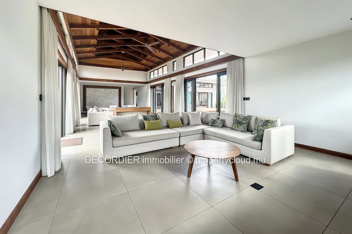 Villa contemporaine située dans une résidence sécurisée, accessible aux étrangers