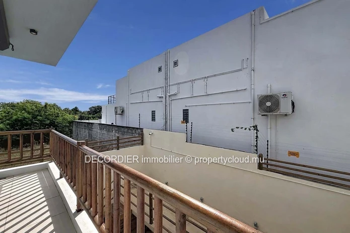 Modern duplex with private swimming pool (Sole Mandate)