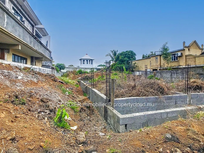Residential land on the roadside