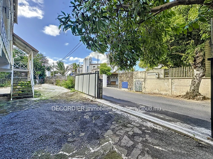 Maison coloniale à rénover avec vue mer au dernier étage (Mandat exclusif)