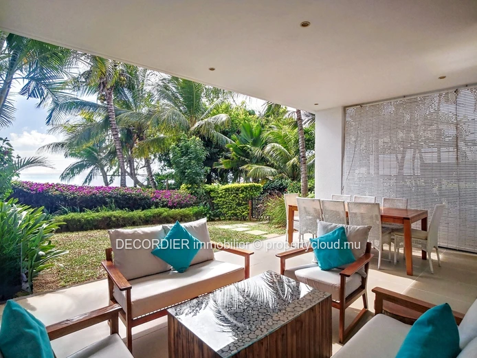 Ground floor apartment in front of the sea
