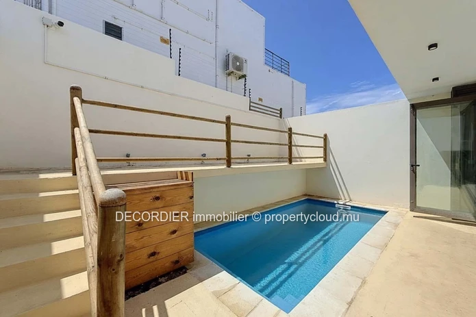 Modern duplex with private swimming pool (Sole Mandate)