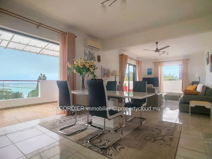 Penthouse located in a secure residence with a sea view rooftop