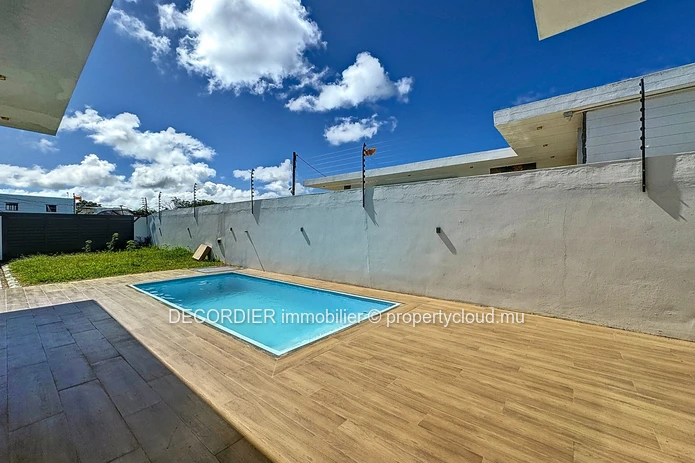 New single storey house with swimming pool and garden