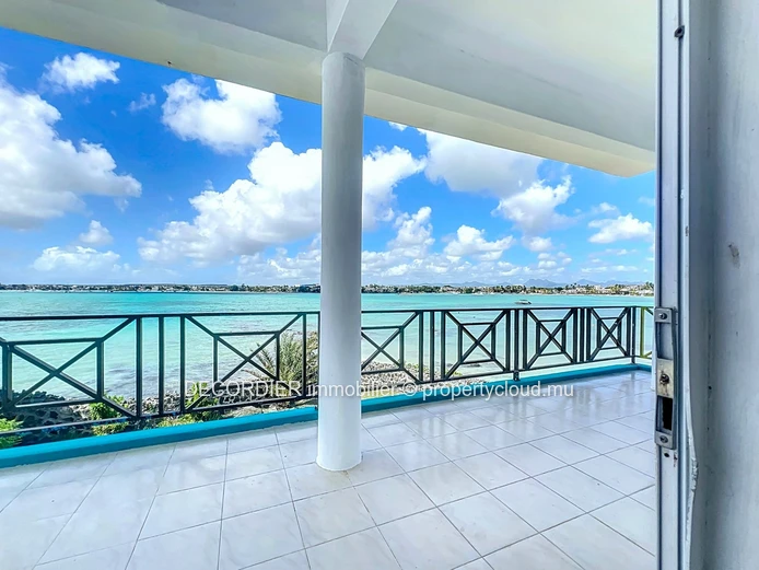 Ideal house on the seafront with private beach