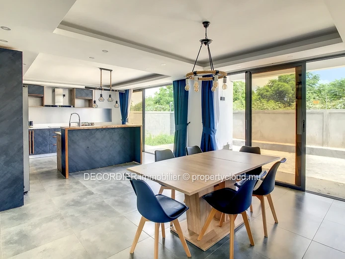 Grande maison individuelle avec quelques finitions à prévoir.