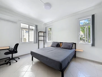 6 Bedroom House