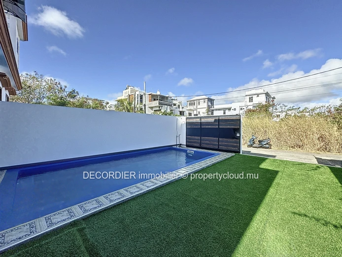 Maison à étage de 4 chambres avec piscine