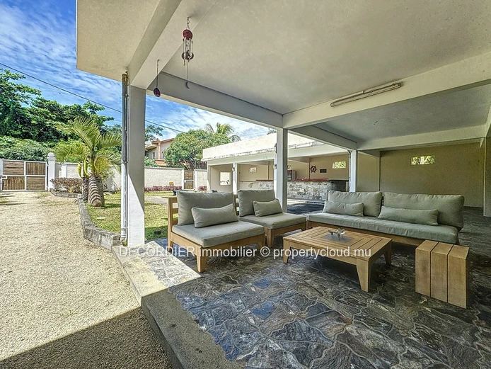 Large detached house with swimming pool and garden