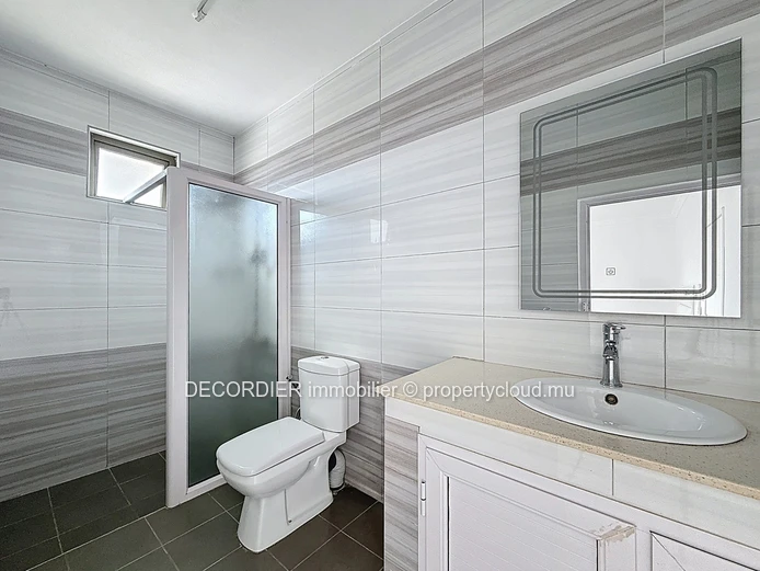 Beautiful Modern Villa – 230 m² in Pereybere – Secure Residence with Pool (Sole Mandate)