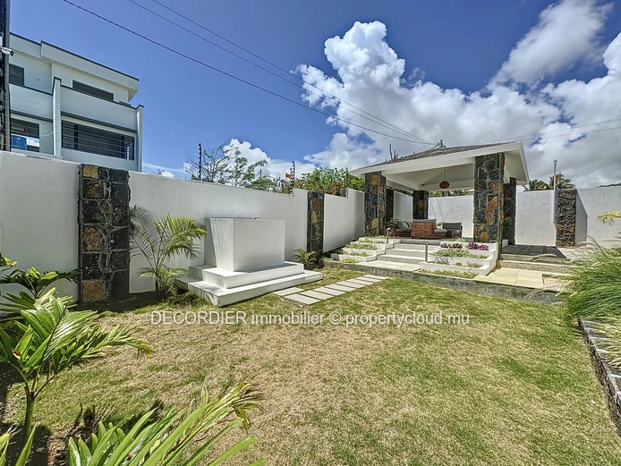 Detached house with swimming pool