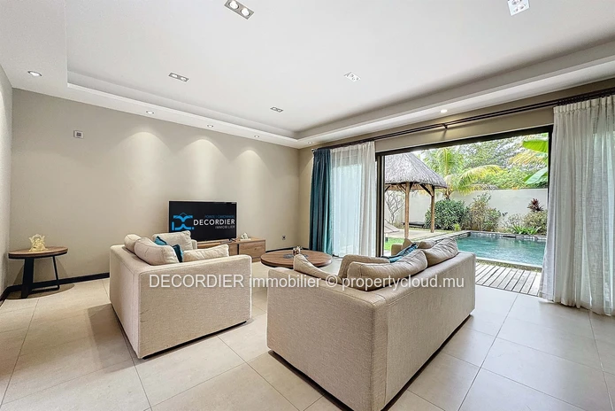Contemporary villa in a secure residence