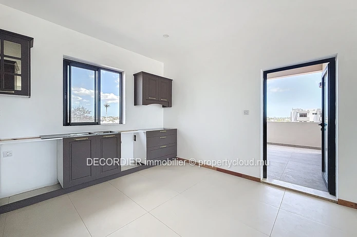Penthouse situé dans un complexe avec ascenceur et piscine commune