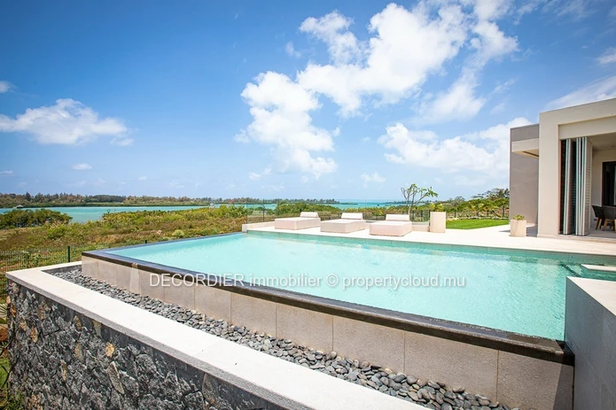 Splendid beachfront villa offering immediate access to the lagoon.