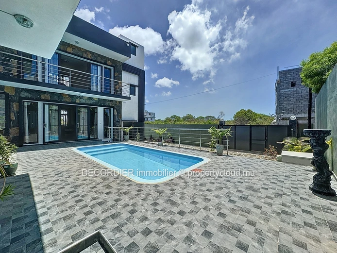 Apartment with shared swimming pool