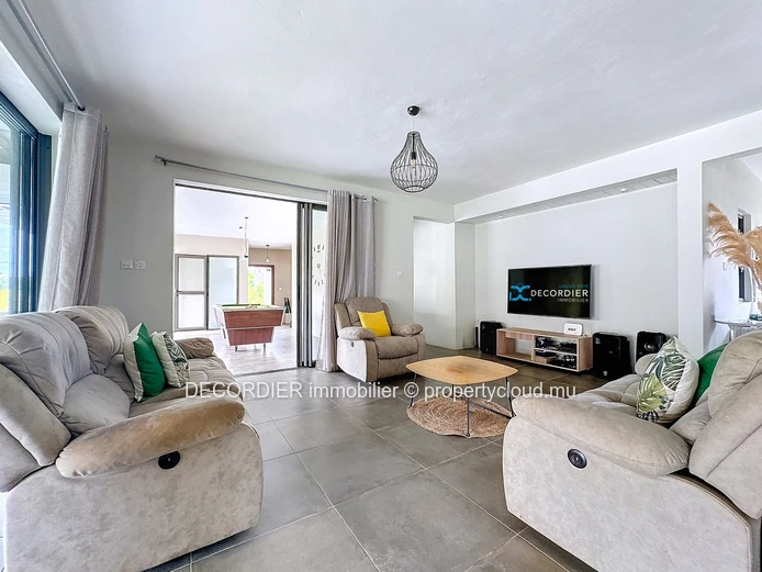 Grande maison moderne avec piscine et un grand jardin