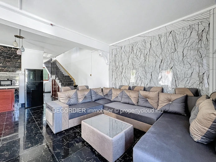 Maison à étage de 4 chambres avec piscine
