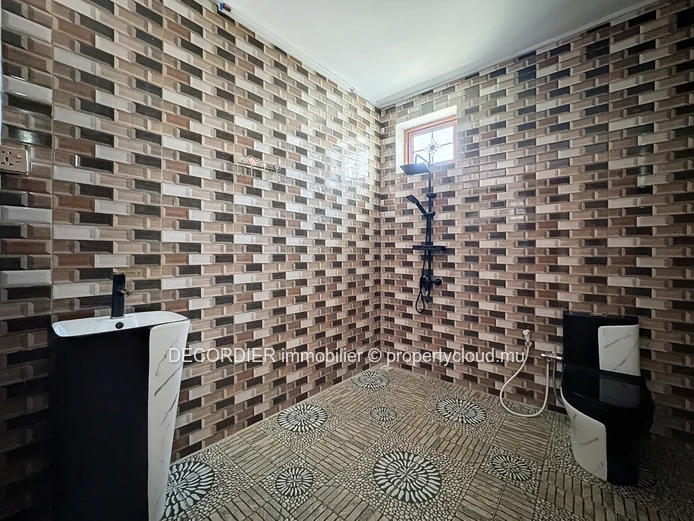 Maison à étage de 4 chambres avec piscine