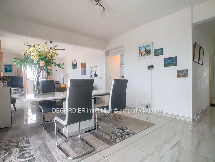 Penthouse located in a secure residence with a sea view rooftop