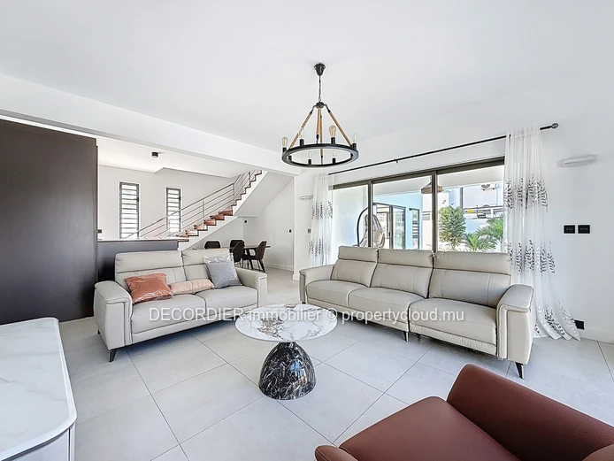 Stunning new house with swimming pool and garden