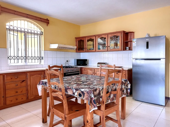Grande maison meublée avec piscine et dépendance