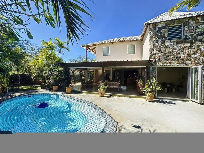 Grande maison contemporaine avec piscine et jardin