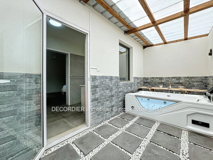 Grande maison moderne avec piscine et un grand jardin