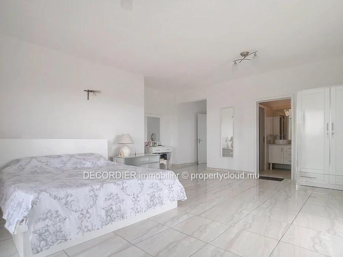 Penthouse located in a secure residence with a sea view rooftop