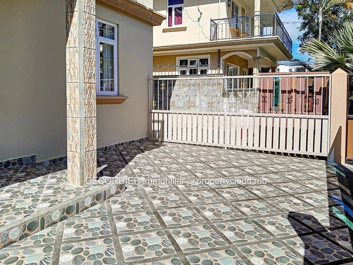 House on 3 levels with roof terrace
