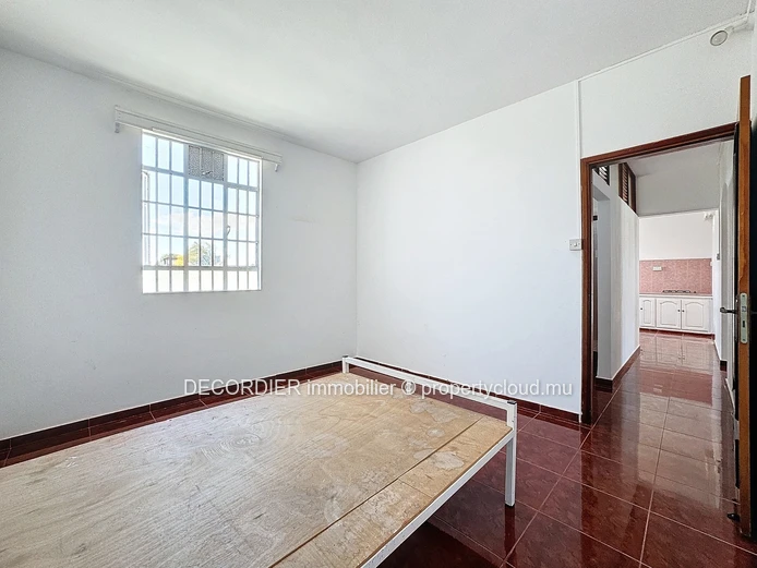 Spacious 300 m² house in quiet neighborhood