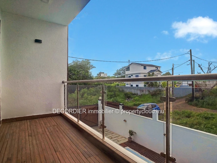 Belle maison moderne avec une piscine et un grand rooftop
