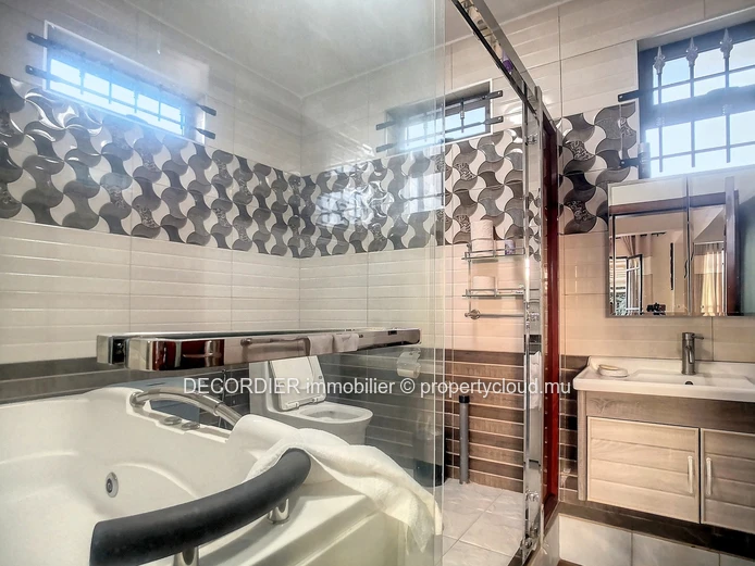 Pretty house on 2 levels with a swimming pool and a rooftop