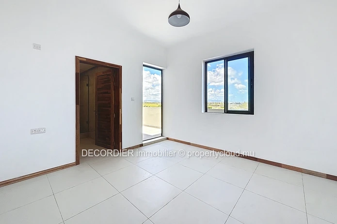 Penthouse situé dans un complexe avec ascenceur et piscine commune