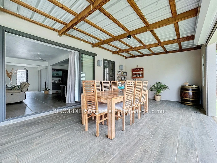 Grande maison moderne avec piscine et un grand jardin