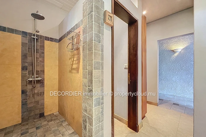 Elegant High-End Family Residence in the Heart of Floréal