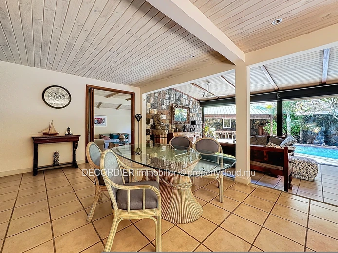 Grande maison contemporaine avec piscine et jardin