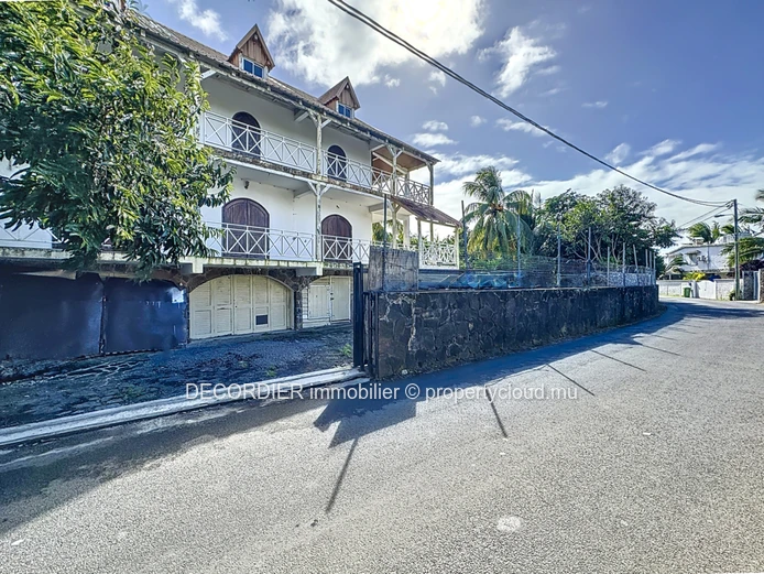 Maison coloniale à rénover avec vue mer au dernier étage (Mandat exclusif)