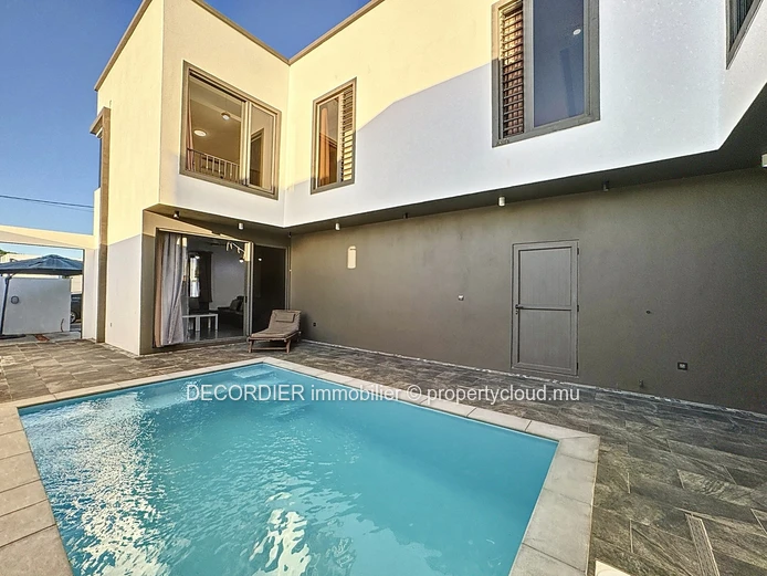 Large detached house with swimming pool