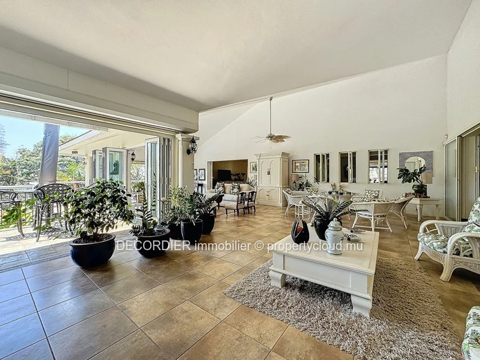 Magnifique villa à étage situé dans une résidence