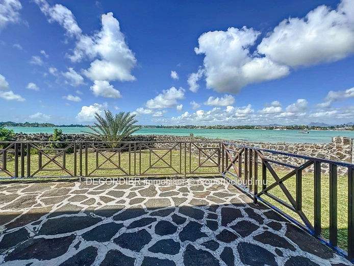 Ideal house on the seafront with private beach