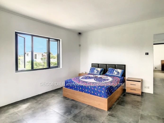 Grande maison individuelle avec quelques finitions à prévoir.