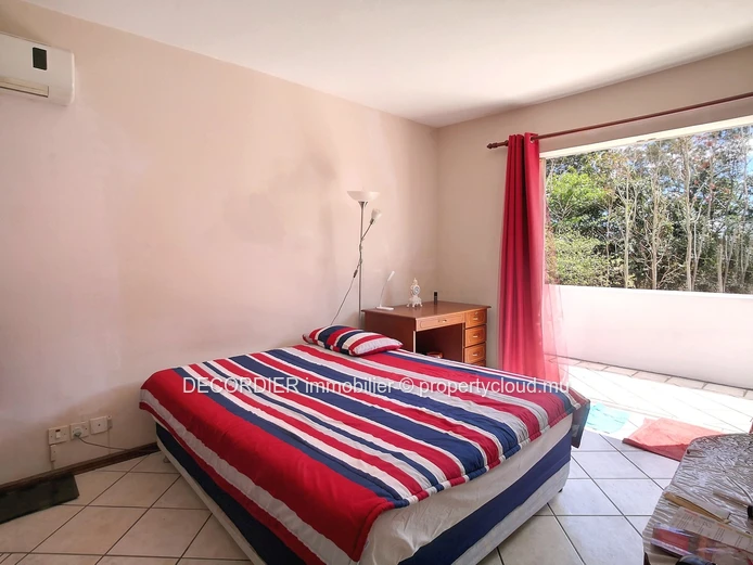 Belle maison avec piscine sur un grand terrain en face d'une rivière