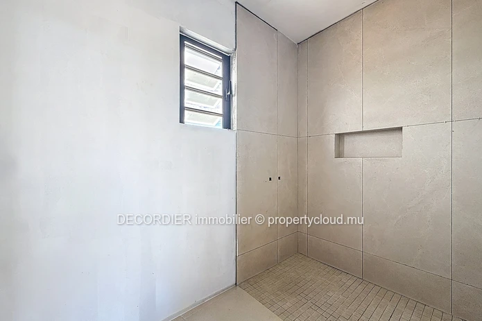 Villa contemporaine de plain-pied avec piscine