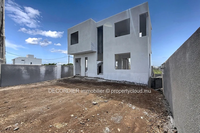 For Sale – Modern House with Swimming Pool
