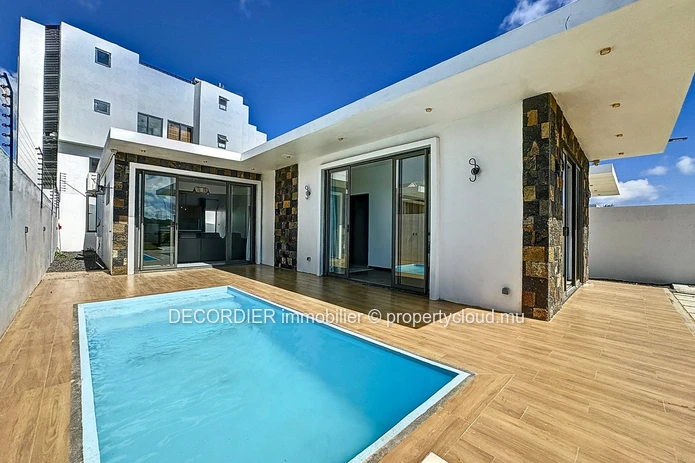 New single storey house with swimming pool and garden