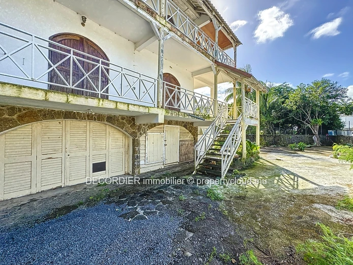 Maison coloniale à rénover avec vue mer au dernier étage (Mandat exclusif)