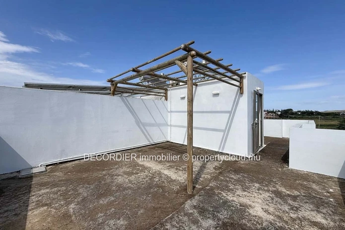 Modern duplex with private swimming pool (Sole Mandate)