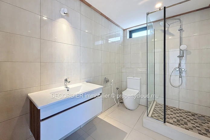 Penthouse situé dans un complexe avec ascenceur et piscine commune