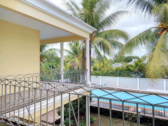 Grande maison meublée avec piscine et dépendance